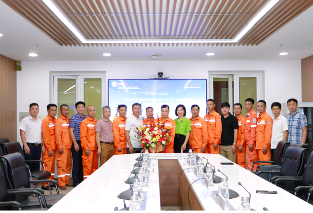 The project management board with engineers and workers took souvenir photos.