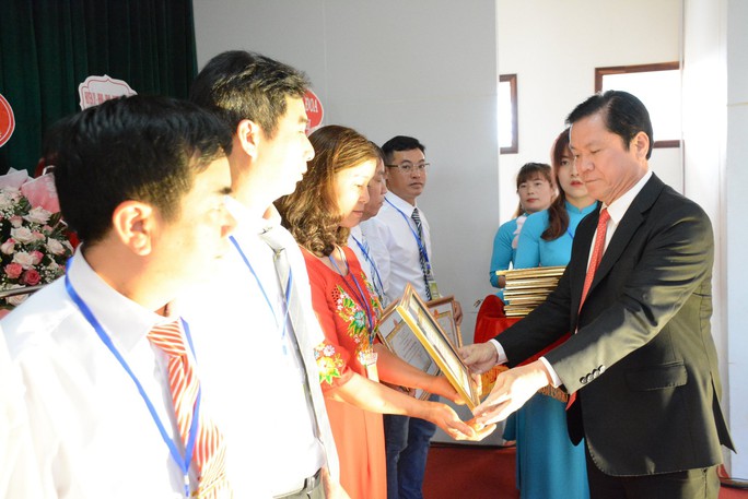 Trước những đóng góp của mình, Công ty cao su Mang Yang đã vinh dự được Nhà nước tặng thưởng Huân chương Bảo vệ Tổ quốc hạng ba; Huân chương Chiến công hạng ba; Huân chương Lao động hạng nhất, nhì, ba