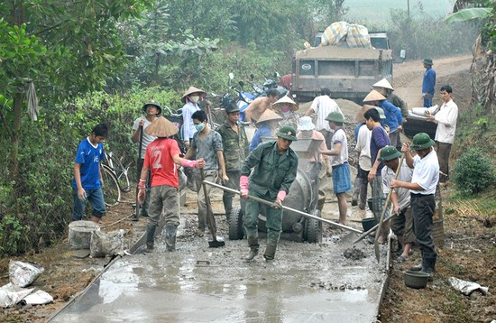 Nhiều tuyến đường trên địa bàn huyện Thanh Sơn được bê tông hóa từ nguồn vốn