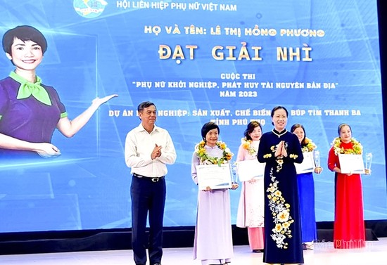 Ban tổ chức trao giải Nhì cho bà Lê Thị Hồng Phương – Giám đốc Công ty TNHH Đầu tư và Phát triển trà UT