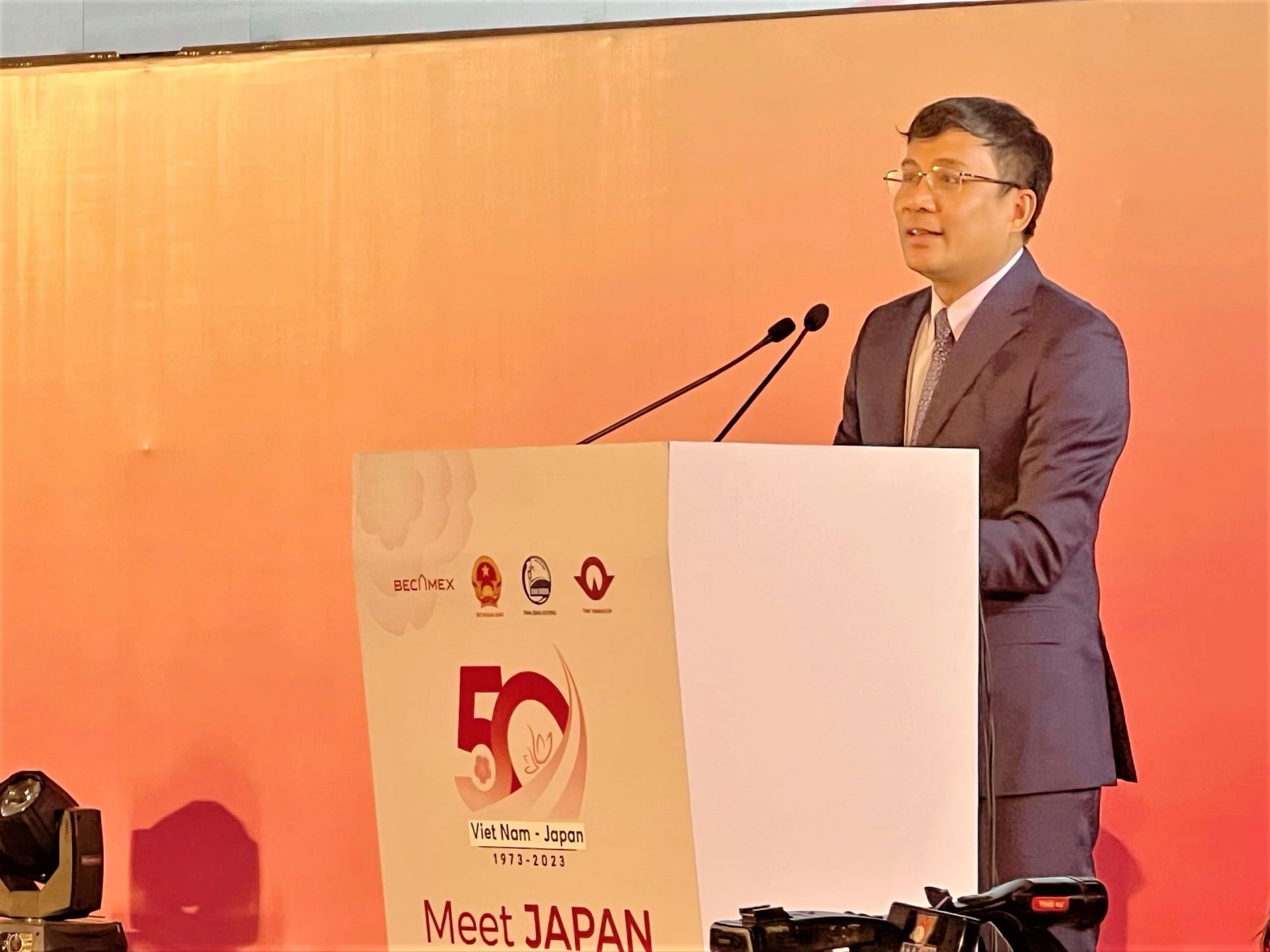 An alternate member of the Central Committee of the Party, Deputy Minister of Foreign Affairs - Nguyen Minh Vu speaks at the opening of the event 