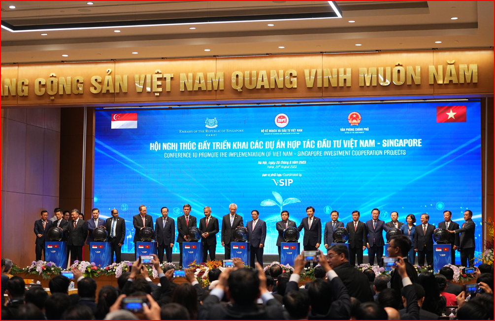 The groundbreaking ceremony of 3 industrial clusters, VSIP is a symbol of cooperation and development between Vietnam and Singapore towards the 50th anniversary of establishing diplomatic relations between the two countries.