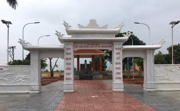 Đài tưởng niệm các Anh hùng Liệt sĩ  của xã Thịnh Sơn được xây dựng khang trang