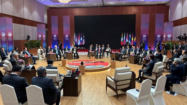 Prime Minister Pham Minh Chinh and Leaders of ASEAN countries attended a narrow session to discuss international and regional issues - Photo: VGP