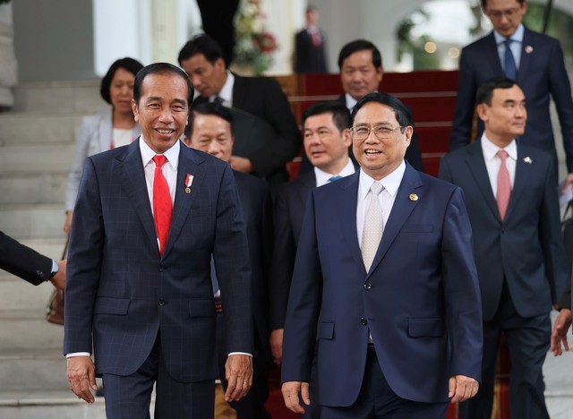 Prime Minister Pham Minh Chinh and President of the host country of the 43rd ASEAN Level Meeting Indonesia Joko Widodo - Photo: VGP