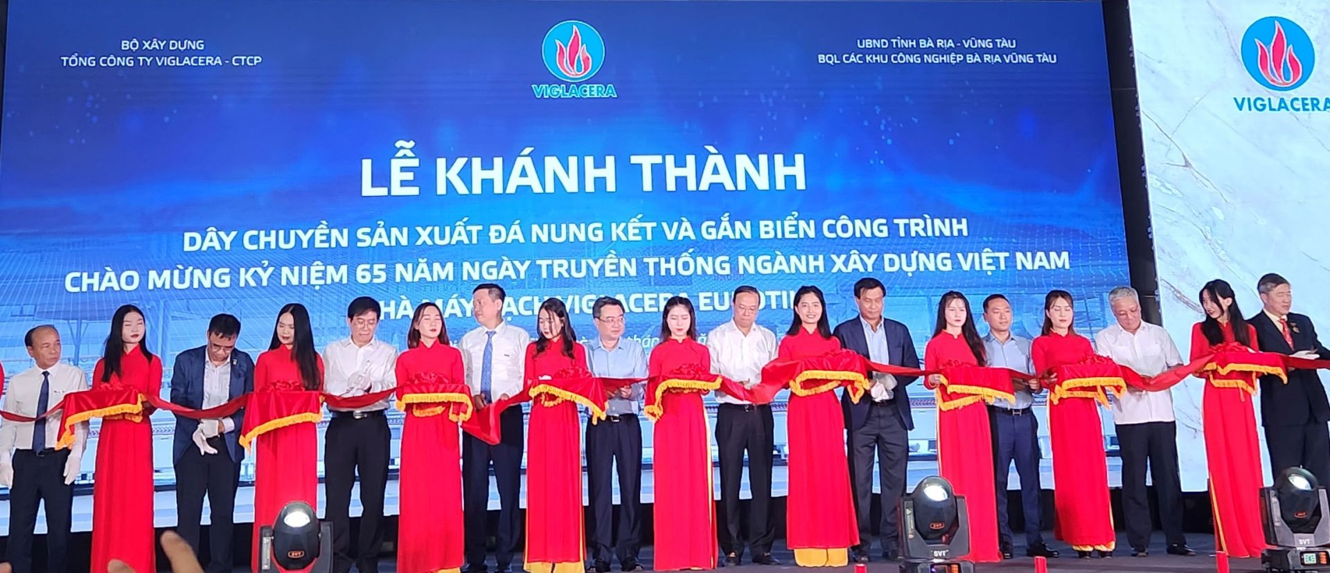 Cắt băng khánh thành dây chuyền