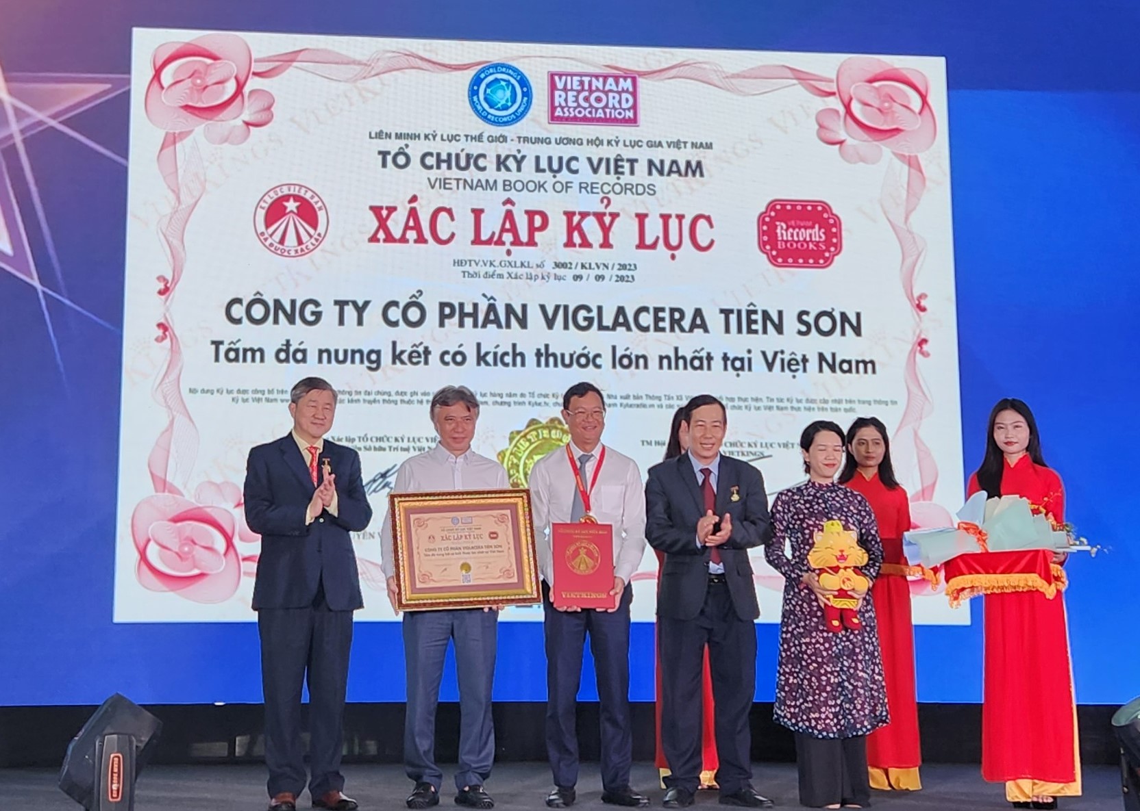 Đại diện tổ chức Kỷ lục Việt Nam trao giấy chứng nhận kỷ lục “Tấm đá nung kết có kích thước lớn nhất Việt Nam” cho đại diện Viglacera.
