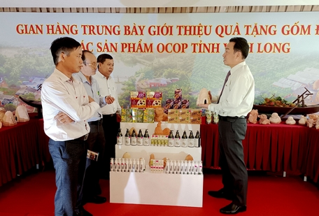 Ông Lữ Quang Ngời –Chủ tịch UBND tỉnh tham quan khu trưng bày sản phẩm quà tặng gốm đỏ và sản phẩm OCOP Vĩnh Long tại hội thảo.