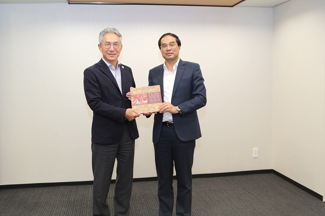 Chủ tịch UBND tỉnh Trịnh Xuân Trường tặng ông Kinoshita Tadahiro cuốn sách Di sản văn hóa phi vật thể các dân tộc tỉnh Lào Cai
