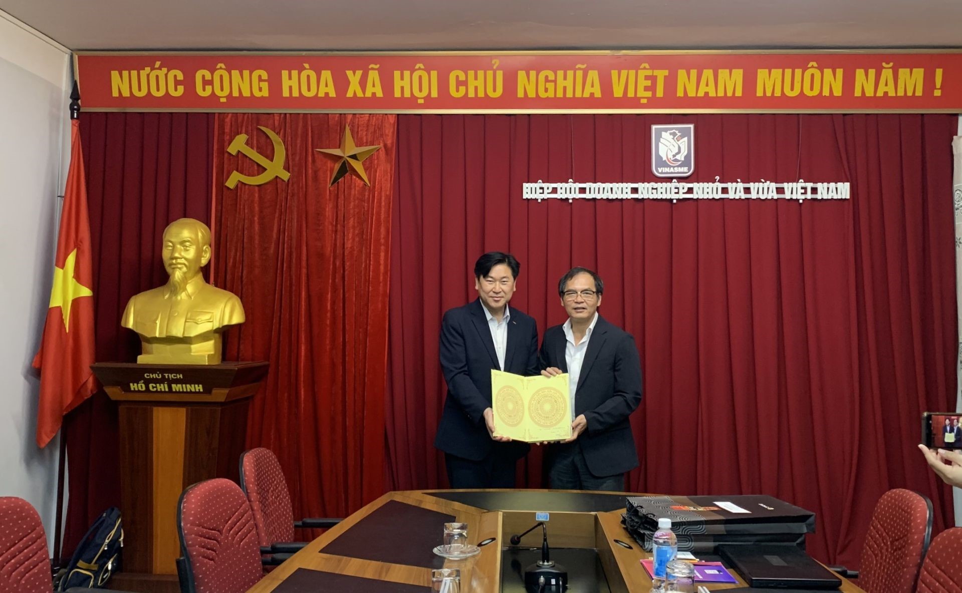 Dr. To Hoai Nam took a commemorative photo with Mr. Yu Byung Wook.