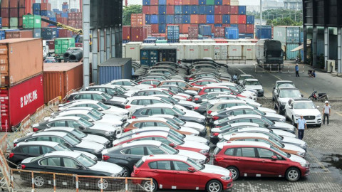 Which nation dominates Vietnam's imported automobile market in August?