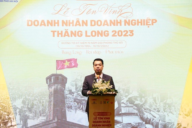 Mr. Mac Quoc Anh - Vice President and General Secretary of the City Association of Small and Medium Enterprises. Hanoi spoke at the press conference.