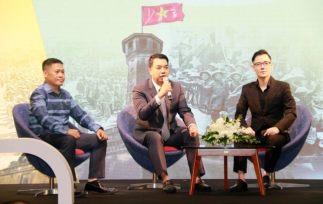 Mr. Mac Quoc Anh - Vice President and General Secretary of the City Association of Small and Medium Enterprises. Hanoi answers information about the Honor Ceremony