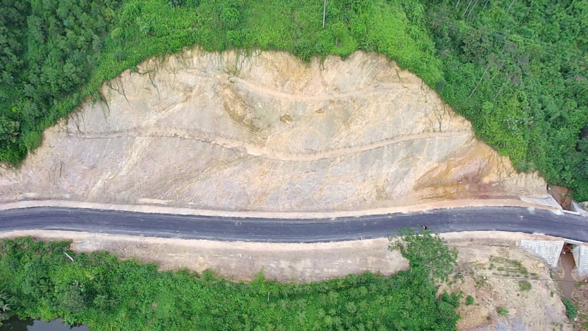 The route coincides with the current state of the old road, the difficult terrain is designed according to the current state to ensure minimum clearance work, leaving the smallest curve radius of 30m.