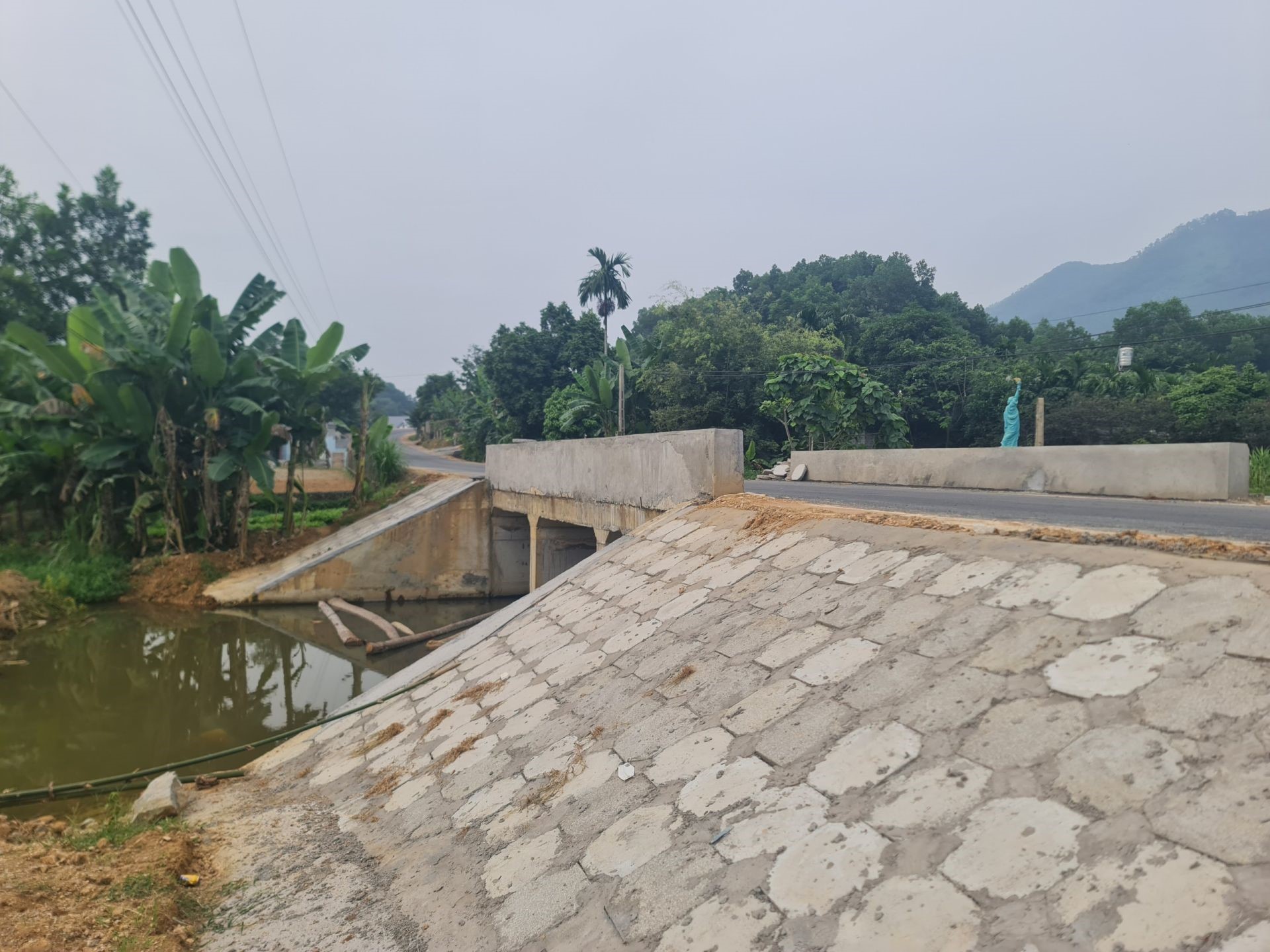 The old spillways were replaced with new culverts made of reinforced concrete to ensure water drainage.