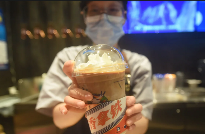 Một cốc latte Mao Đài tại Luckin Coffee. Ảnh: CNN