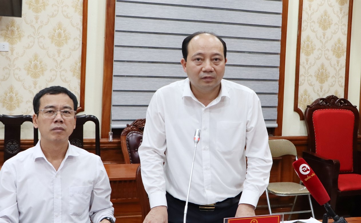 Chủ tịch UBND thành phố Từ Sơn Hoàng Bá Huy (phải)