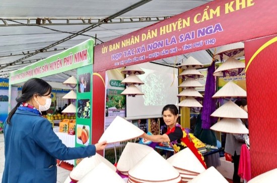 Sản phẩm nón lá của HTX Nón lá Sai Nga, huyện Cẩm Khê