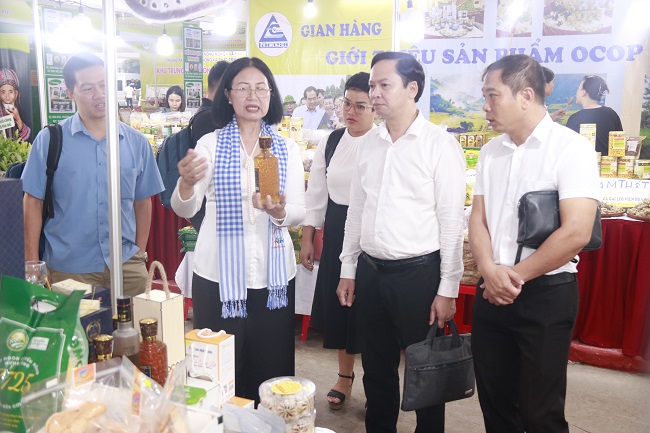 Các đại biểu tham quan gian hàng tỉnh Hậu Giang tại AgroViet 2023