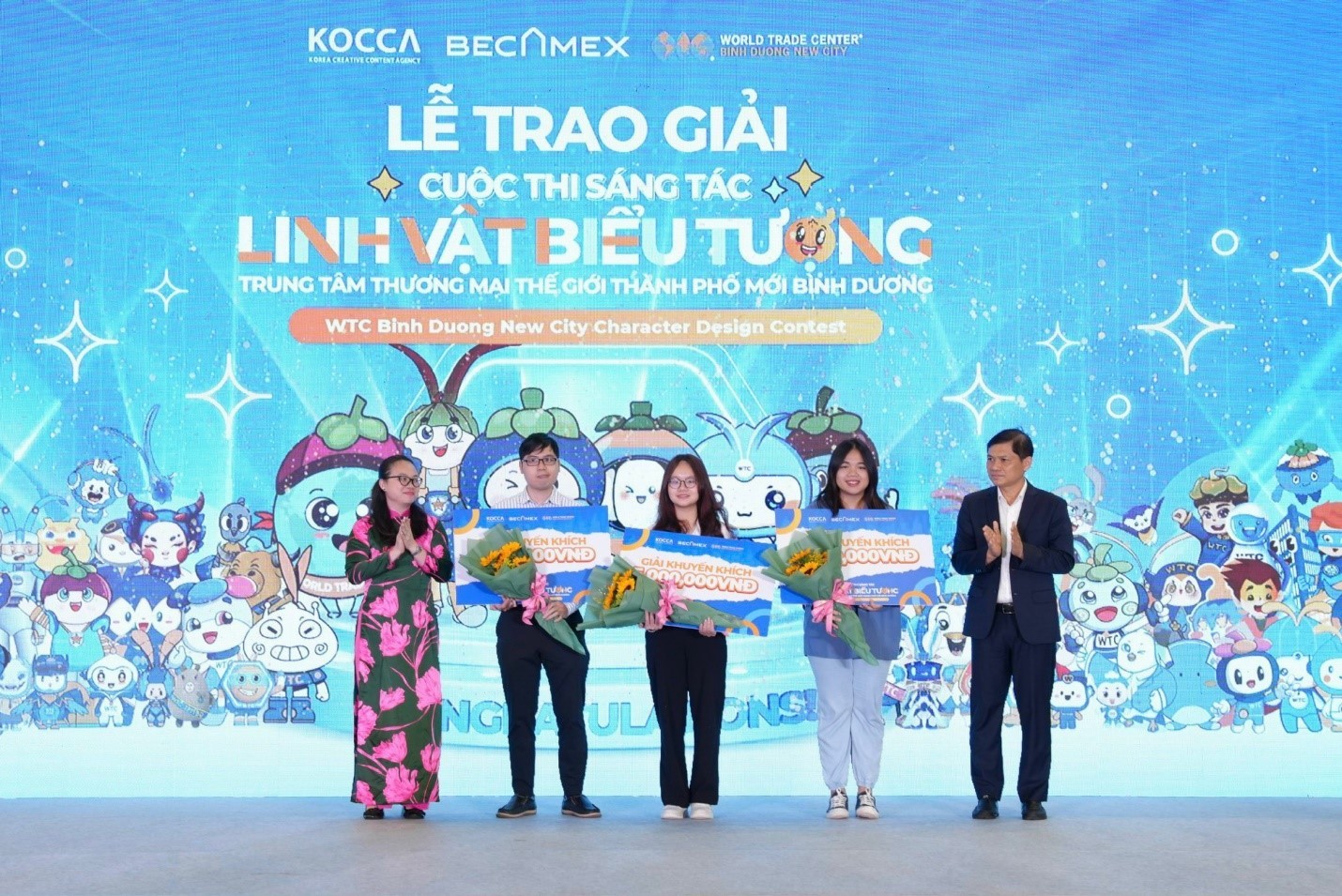 Mr. Giang Quoc Dung - Deputy General Director of Becamex IDC Corporation - Chairman of the Board of Directors of WTC Binh Duong Company awarded prizes to the winning candidates at the Character Contest Award.