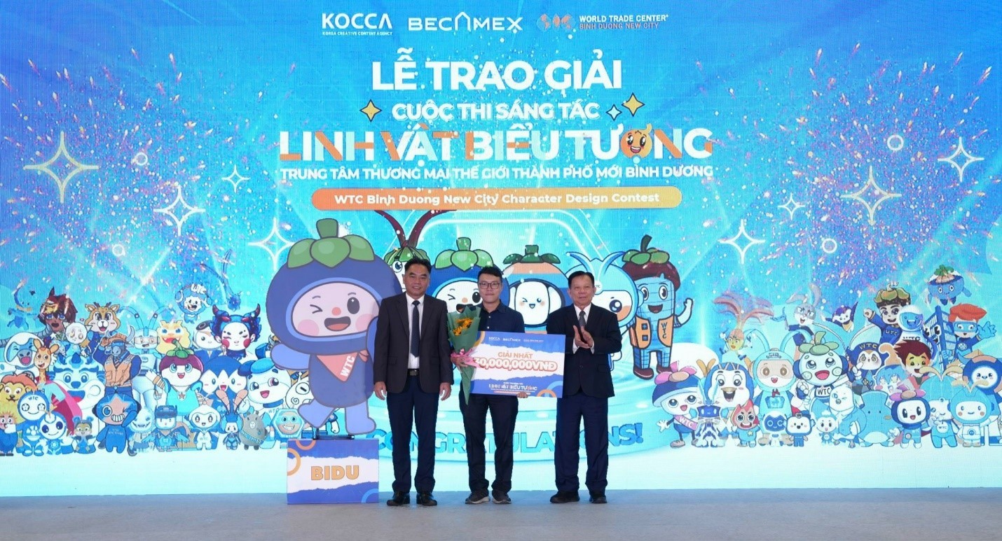 Mr. Nguyen Van Hung - Chairman of the Board of Directors of Becamex IDC Corporation and Mr. Nguyen Loc Ha - Vice Chairman of Binh Duong Provincial People's Committee awarded the first prize winner of the Character Contest Award.