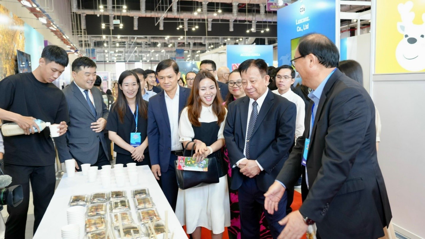 Delegates visit the exhibition booths.