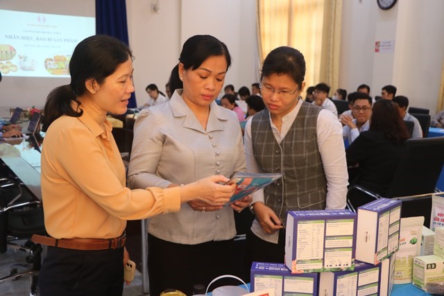 Delegates visit products displayed at the training class.