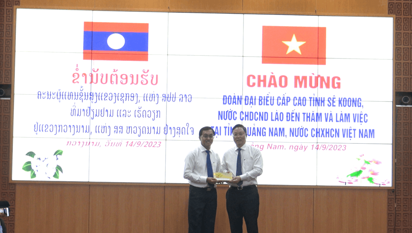 Dịp này, lãnh đạo tỉnh Quảng Nam đã tặng quà lưu niệm cho đồng chí Lếch-lay Sỉ-vi-lay và các thành viên trong đoàn