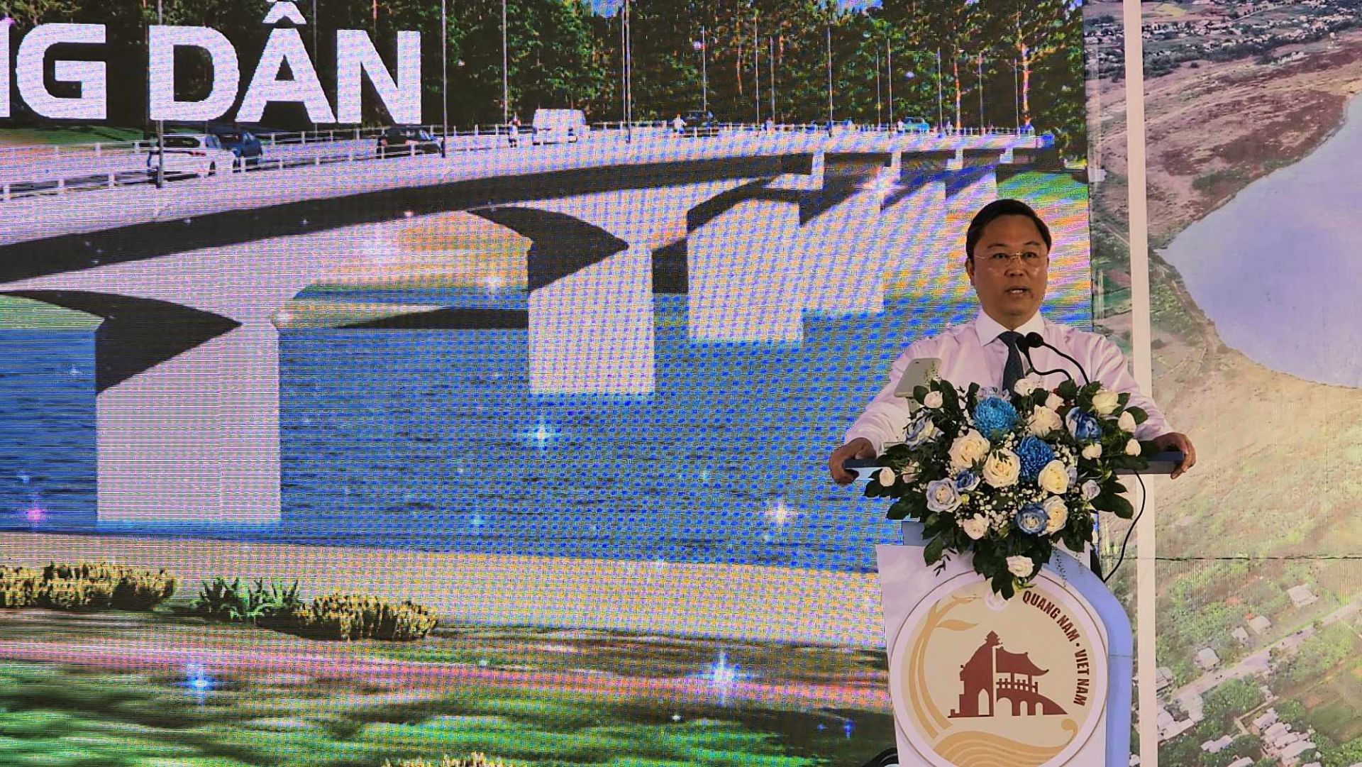 Phát biểu tại buổi lễ, ông Lê Trí Thanh, Chủ tịch UBND tỉnh Quảng Nam đề nghị các sở, ban, ngành liên quan chủ động, thường xuyên theo dõi tiến độ thi công công trình, giải quyết kịp thời các vướng mắc của chủ đầu tư và đơn vị thi công