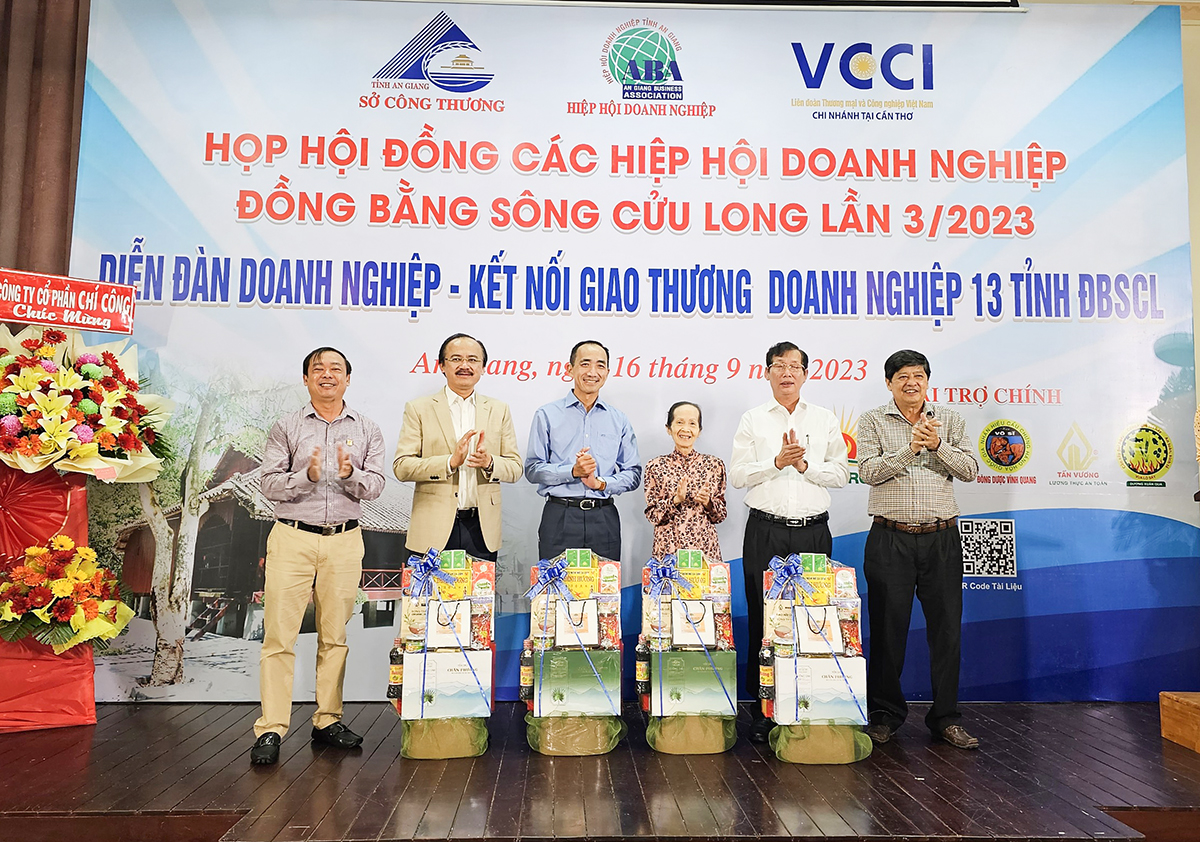 Hiệp hội Doanh nghiệp tỉnh An Giang tặng đặc sản của doanh nghiệp An Giang cho các chuyên gia, đại biểu