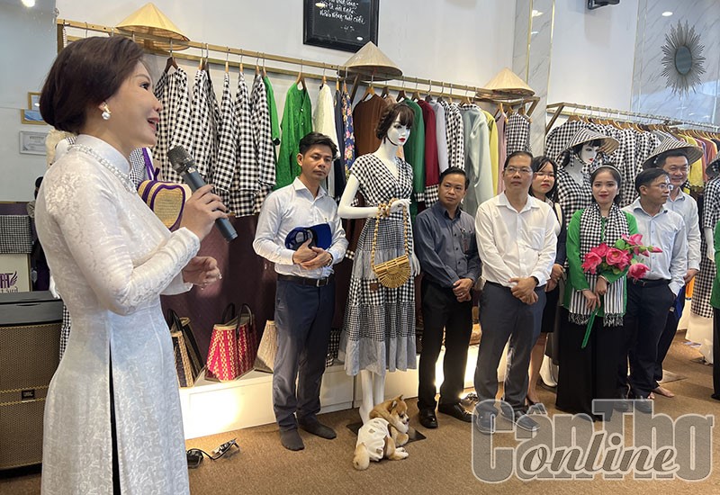 Tourists visit and experience Southern culture at the Hue Thi Ao Dai Showroom.