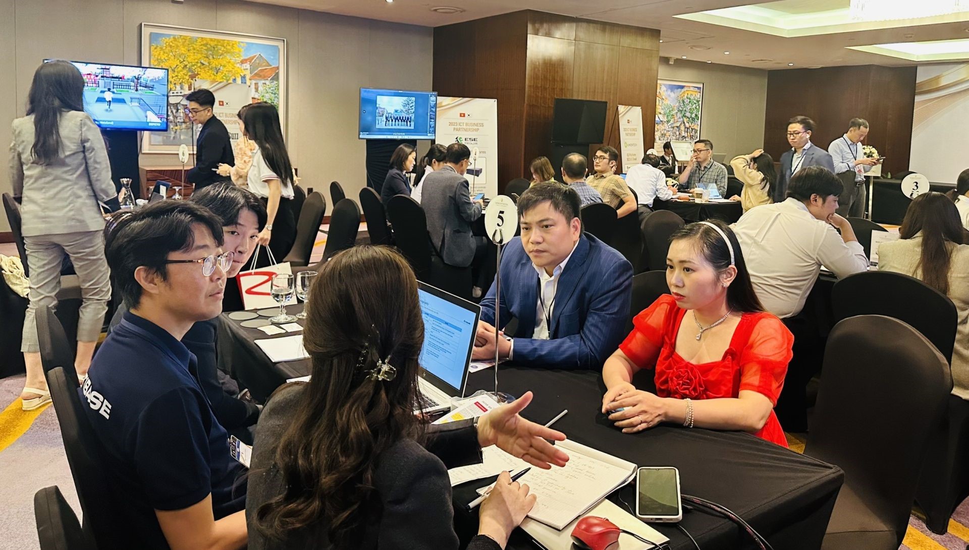 Businesses from Vietnam and Korea shared about their business products.