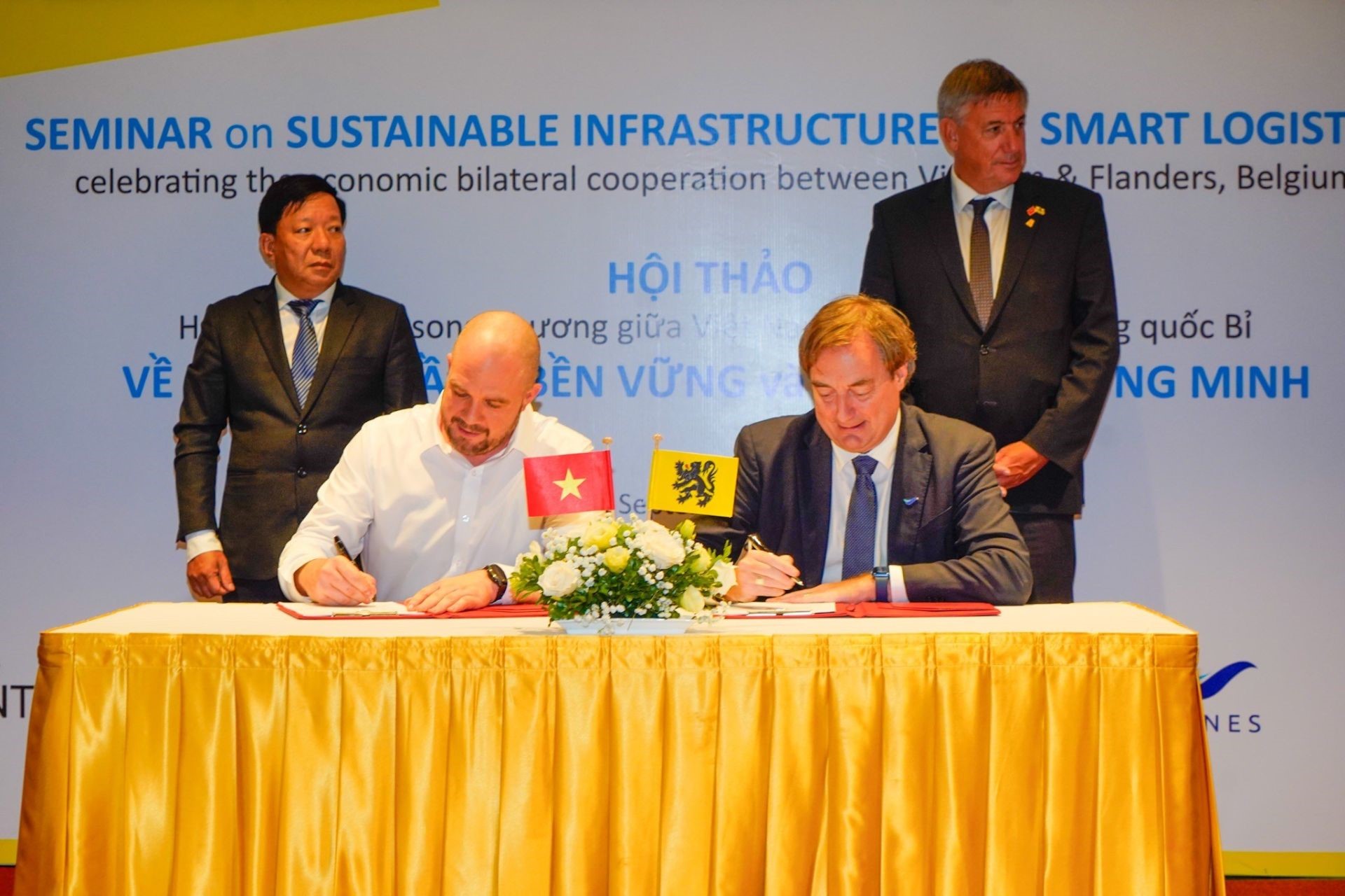 The signing ceremony of a contract to purchase and sell Renewable Energy Certificates between DEEP C Green Energy Co., Ltd. (Vietnam) and Polarium Vietnam Co., Ltd. (Sweden).