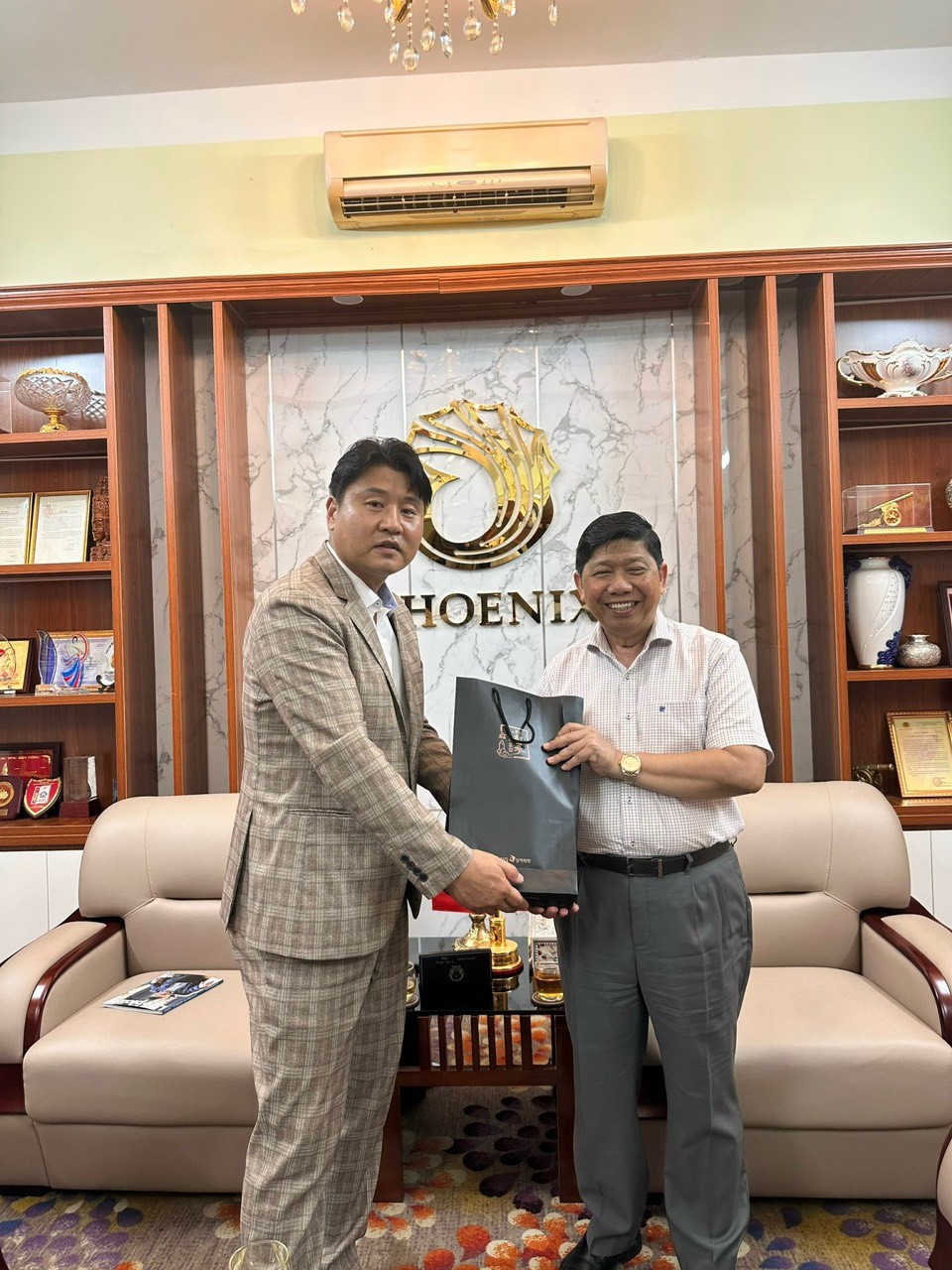 Mr. Kwon Jae Haeng and Mr. Nguyen Van Hung - Chairman of the Board of Directors of Phuong Hoang International Group.