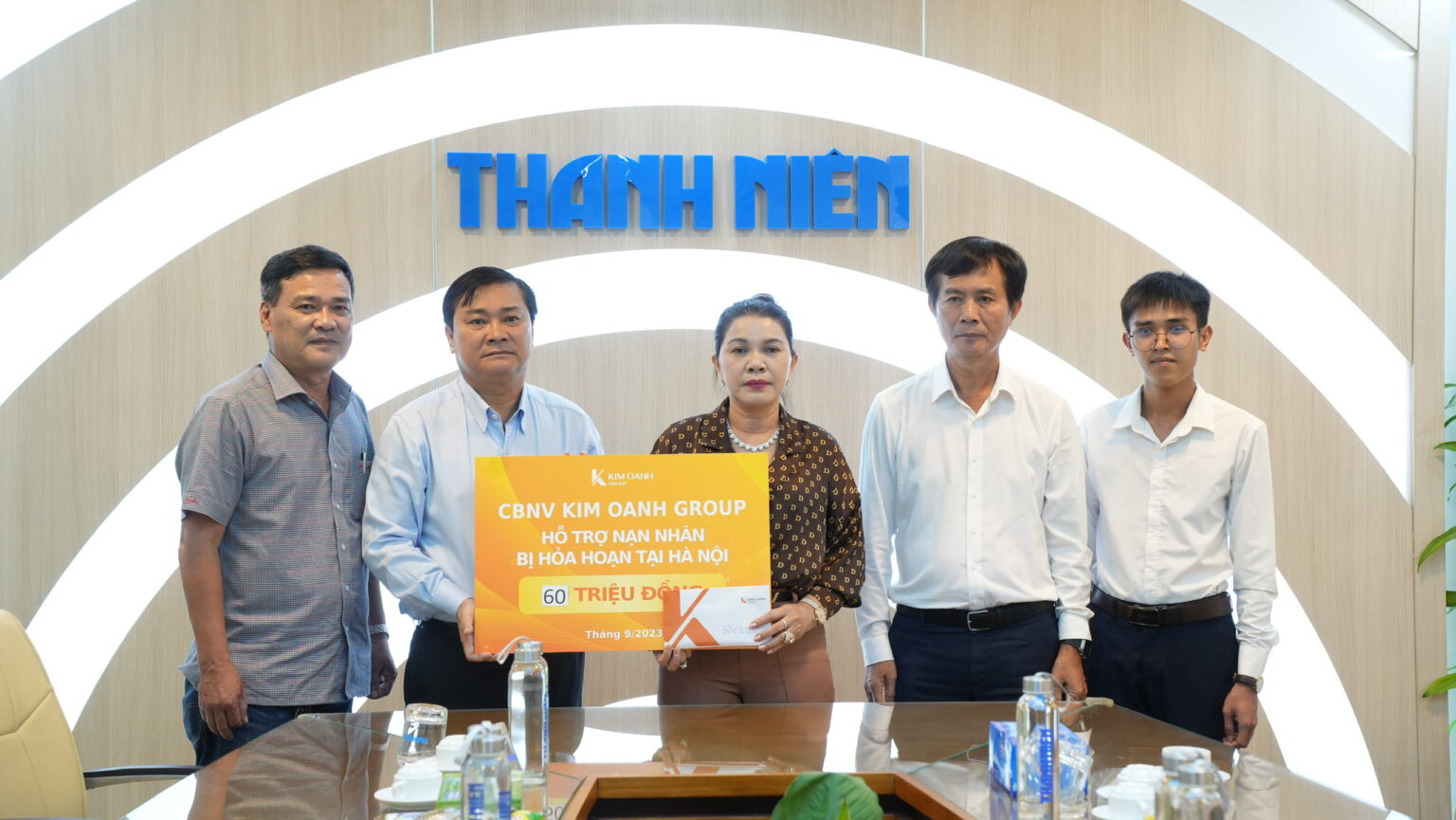 Tổng biên tập báo Thanh Niên tiếp nhận bảng tượng trưng 60 triệu đồng từ Quỹ Từ thiện Kim Oanh