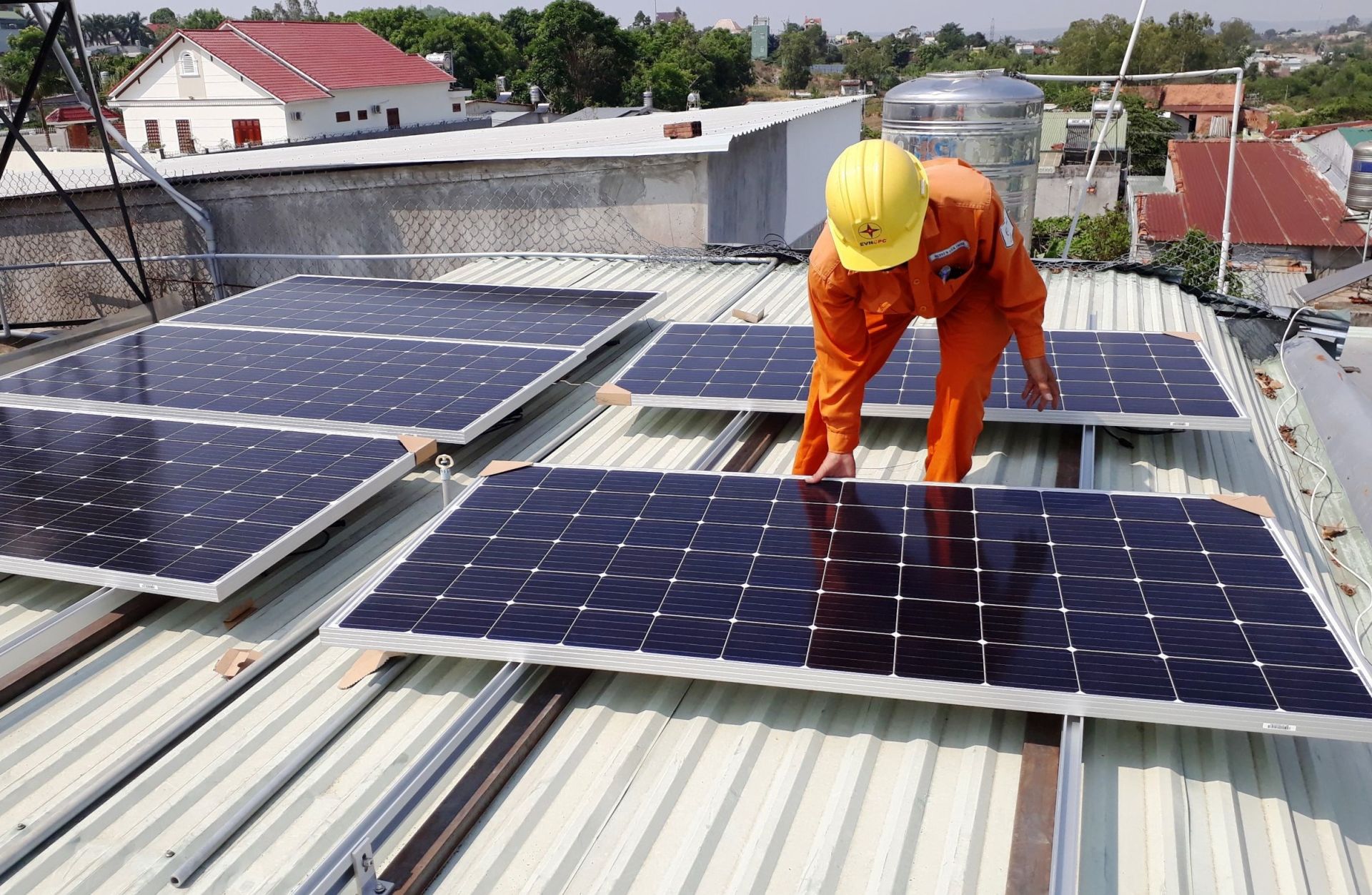 Bộ Công Thương đề xuất giải pháp phát triển nguồn điện mặt trời mái nhà