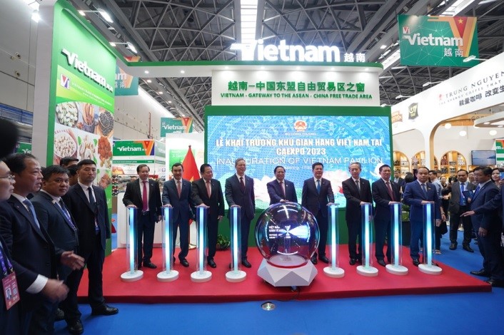 Prime Minister Pham Minh Chinh and leaders of ministries, departments, and branches pressed the button to open the Vietnam Trade Pavilion at CAEXPO 2023.