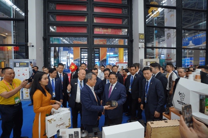 Prime Minister Pham Minh Chinh visited the Vietnam booth at the Fair.