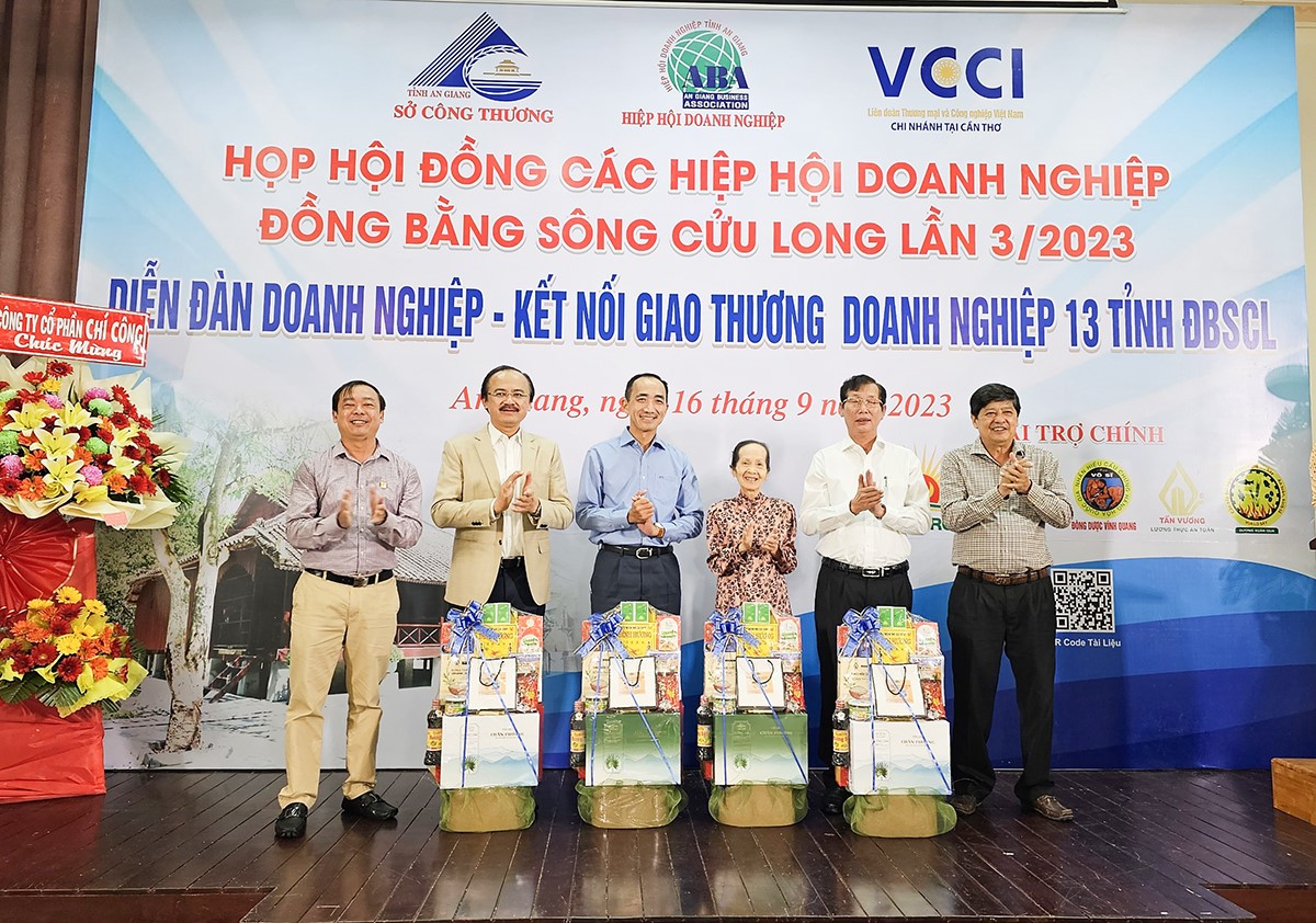 A Giang Provincial Business Association presented the specialties of An Giang businesses to experts and delegates.