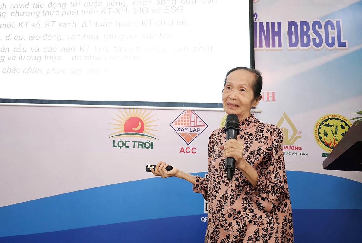 Economic expert Pham Chi Lan shares with the Mekong Delta business community.