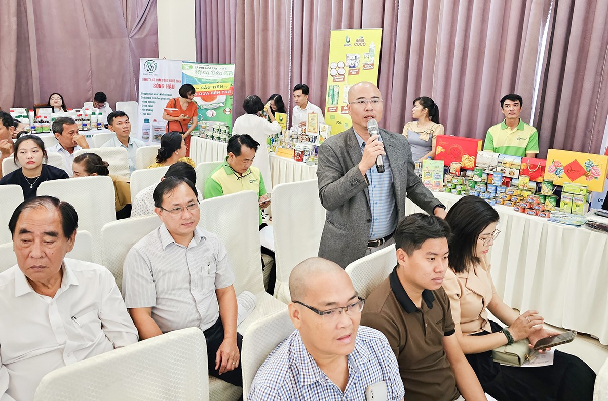 Businesses discuss at the forum.