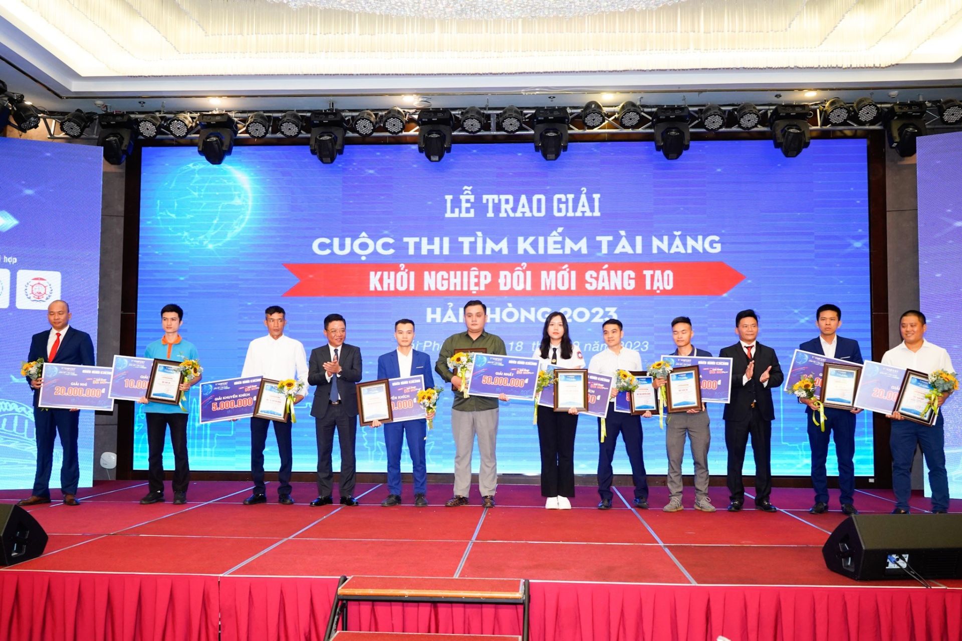 Ban Tổ chức trao Giải cho các dự án đoạt giải tại Cuộc thi 