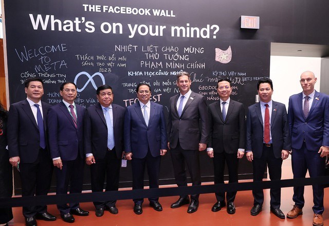 Trong chuyến thăm và làm việc với Meta Platforms (trước đây là Facebook), Thủ tướng Chính phủ Phạm Minh Chính đã chụp ảnh trước tấm bảng có những dòng chữ "Nhiệt liệt chào mừng Thủ tướng Phạm Minh Chính" cũng như ghi rõ tên các đối tác quan trọng và hoạt động hợp tác nổi bật của Meta tại Việt Nam