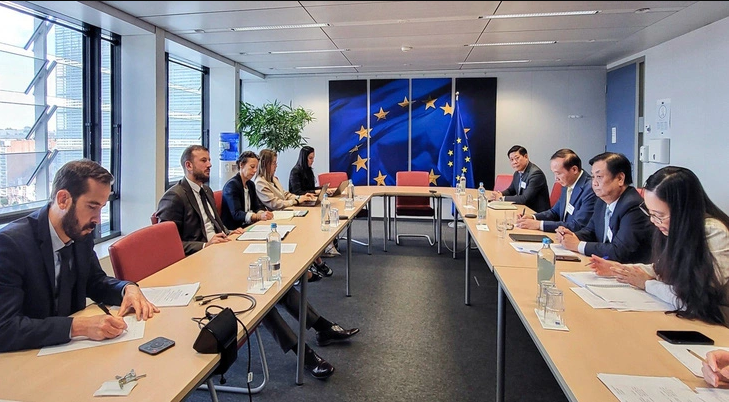 Minister Le Minh Hoan's working delegation worked with EC partners in Belgium on September 18. Photo TTO