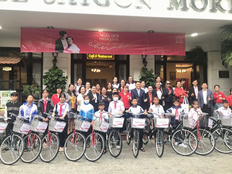 Thông qua Hội Chữ thập đỏ tỉnh Thừa Thiên – Huế và Hội Chữ thập đỏ tỉnh Quảng Ngãi, Prudential đã trao tặng  cho học sinh nghèo vượt khó mỗi tỉnh 20 chiếc xe đạp, tổng trị giá 60 triệu đồng