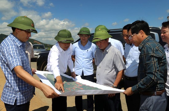 Chủ tịch UBND tỉnh Bùi Văn Quang kiểm tra tiến độ dự án đường giao thông Thanh Sơn - Thanh Thủy