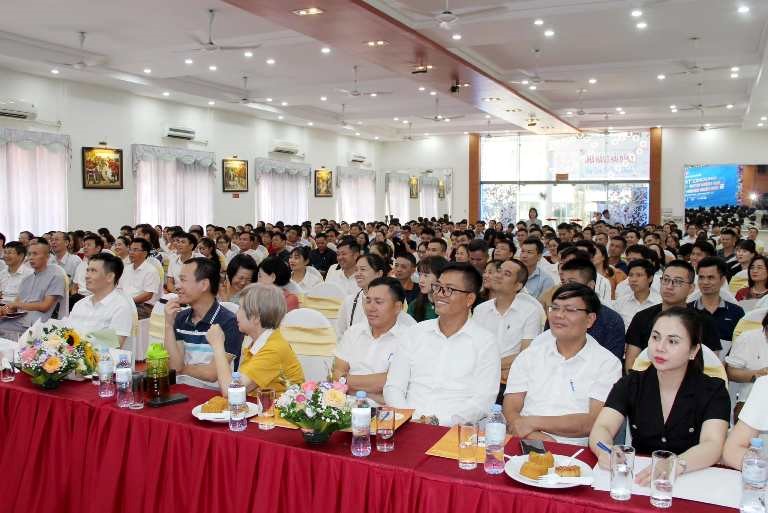 Attending the conference were more than 400 entrepreneurs in the business community and business owners of Ha Nam province and the provinces of Ninh Binh, Thai Binh, Nam Dinh and Hung Yen.