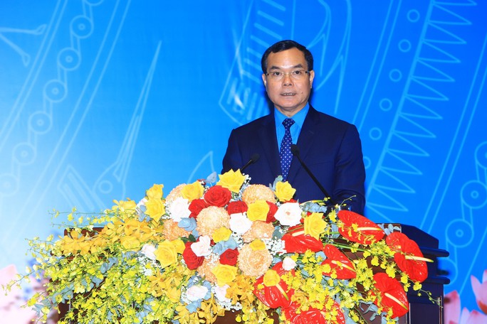 Chủ tịch Tổng LĐLĐ Việt Nam Nguyễn Đình Khang phát biểu tại đại hội