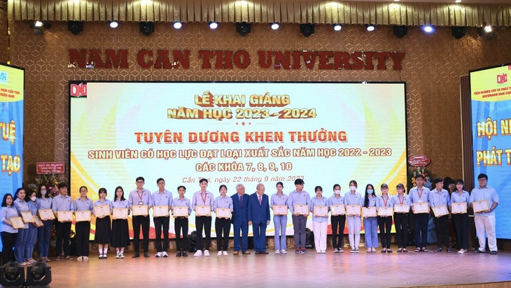 Trường đại học Nam Cần Thơ khen thưởng sinh viên học giỏi các khoá học nhân dịp khai giảng