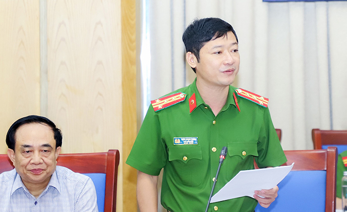 Lãnh đạo Công an tỉnh Nghệ An báo cáo về kết quả thực hiện chuyển đổi số qua việc triển khai thực hiện Đề án 06 tại hội nghị